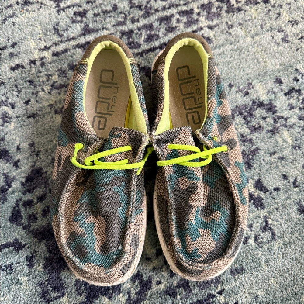 Youth Boys Hey Dudes Camo Green and Tan Print Slip On Shoes Size Y5-L6 - Picture 2 of 8